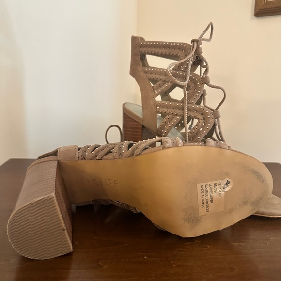 1.State open toed sandal with heel - Picture 4 of 4